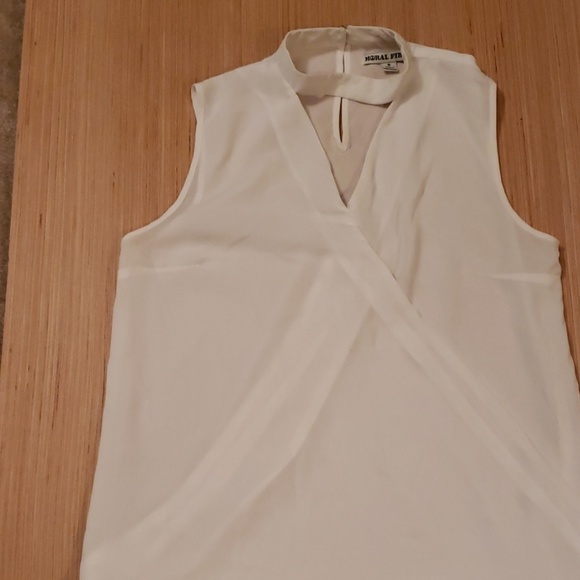 White sleeveless v neck top - Picture 4 of 7